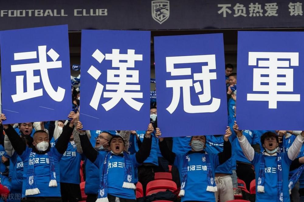 ;屹立版海报曝攀登者群像 ;三帝一后首度同台飙戏;因为有很多专业的医生看着我们这个电影，所以我们真的不能出错